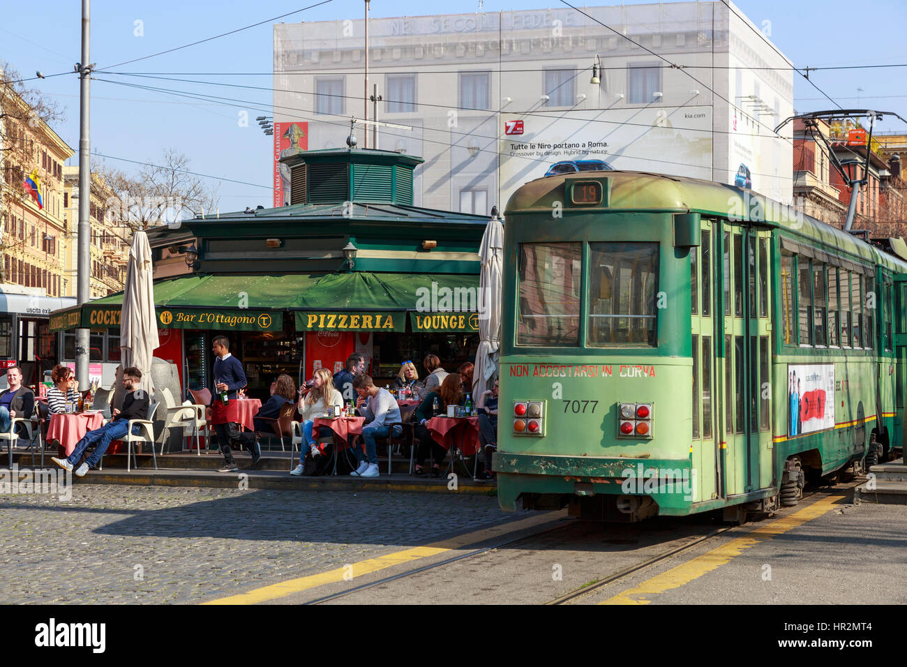 Tramway et métro s'arrêter à un café-bar et restaurant à la jonction de la Via Ottaviano et Via Candia, Rome, Italie Banque D'Images