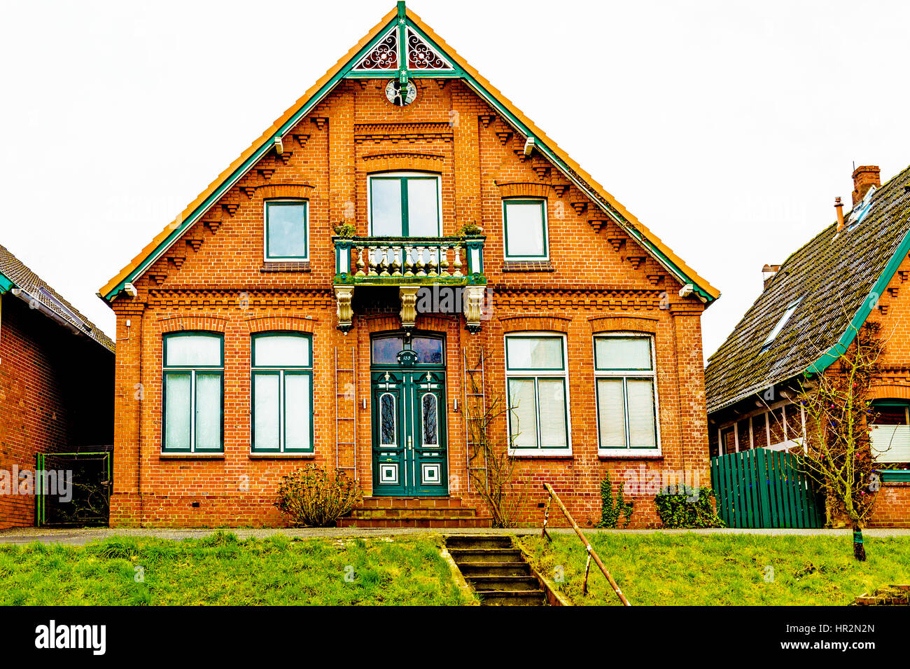 Häuser auf dem Deich dans Mittelnkirchen, Altes Land ; maisons dans Mittelnkirchen, Basse-Saxe Banque D'Images