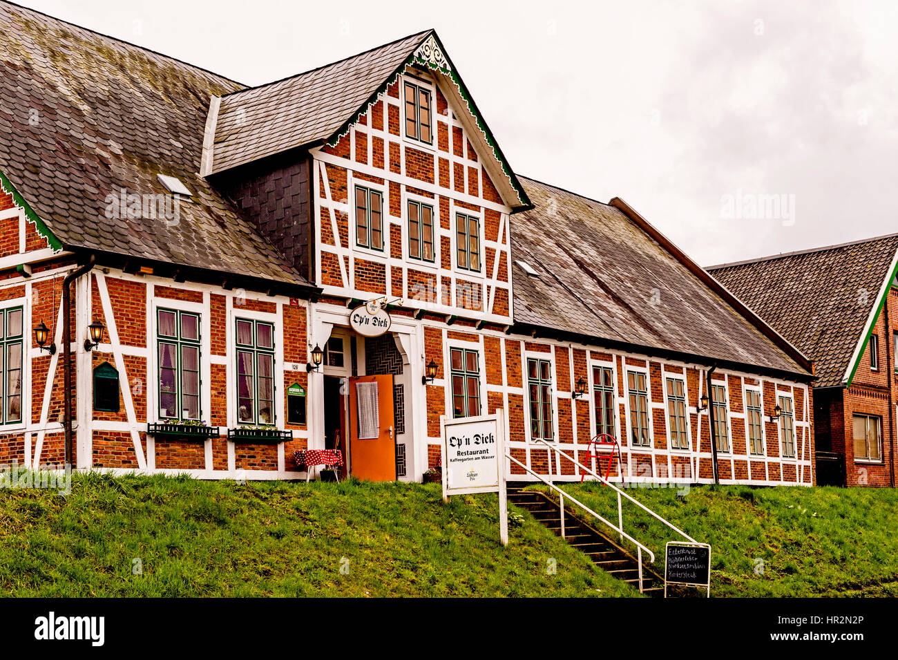 Häuser auf dem Deich dans Mittelnkirchen, Altes Land ; maisons dans Mittelnkirchen, Basse-Saxe Banque D'Images