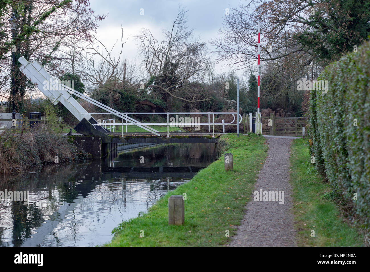 Swingbridge sur le canal à Basingstoke Greywell Banque D'Images