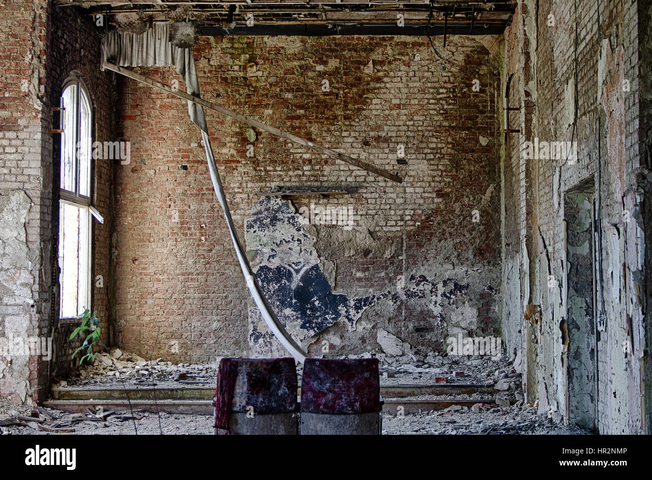 Un vieux théâtre dans un bâtiment abandonné près de la ville de Bad Harzburg, Allemagne Banque D'Images Un vieux théâtre dans un bâtiment abandonné près de la ville de Bad Harzburg, Allemagne Banque D'Images