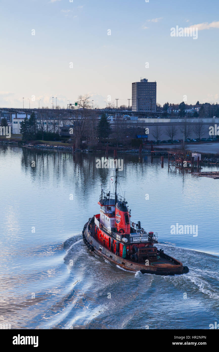 Remorqueur rouge en cours sur le fleuve Fraser à Vancouver Banque D'Images