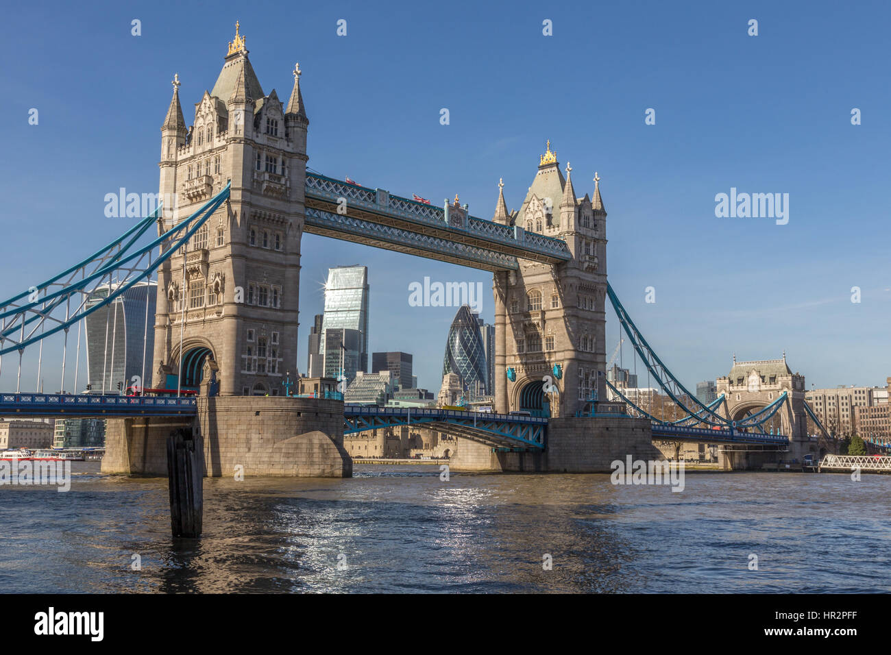 La London Tower Bridge, à partir de la rive sud de la rivière. Pris par un après-midi ensoleillé et présente le nouveau bâtiments gratte-ciel de la ville. Banque D'Images