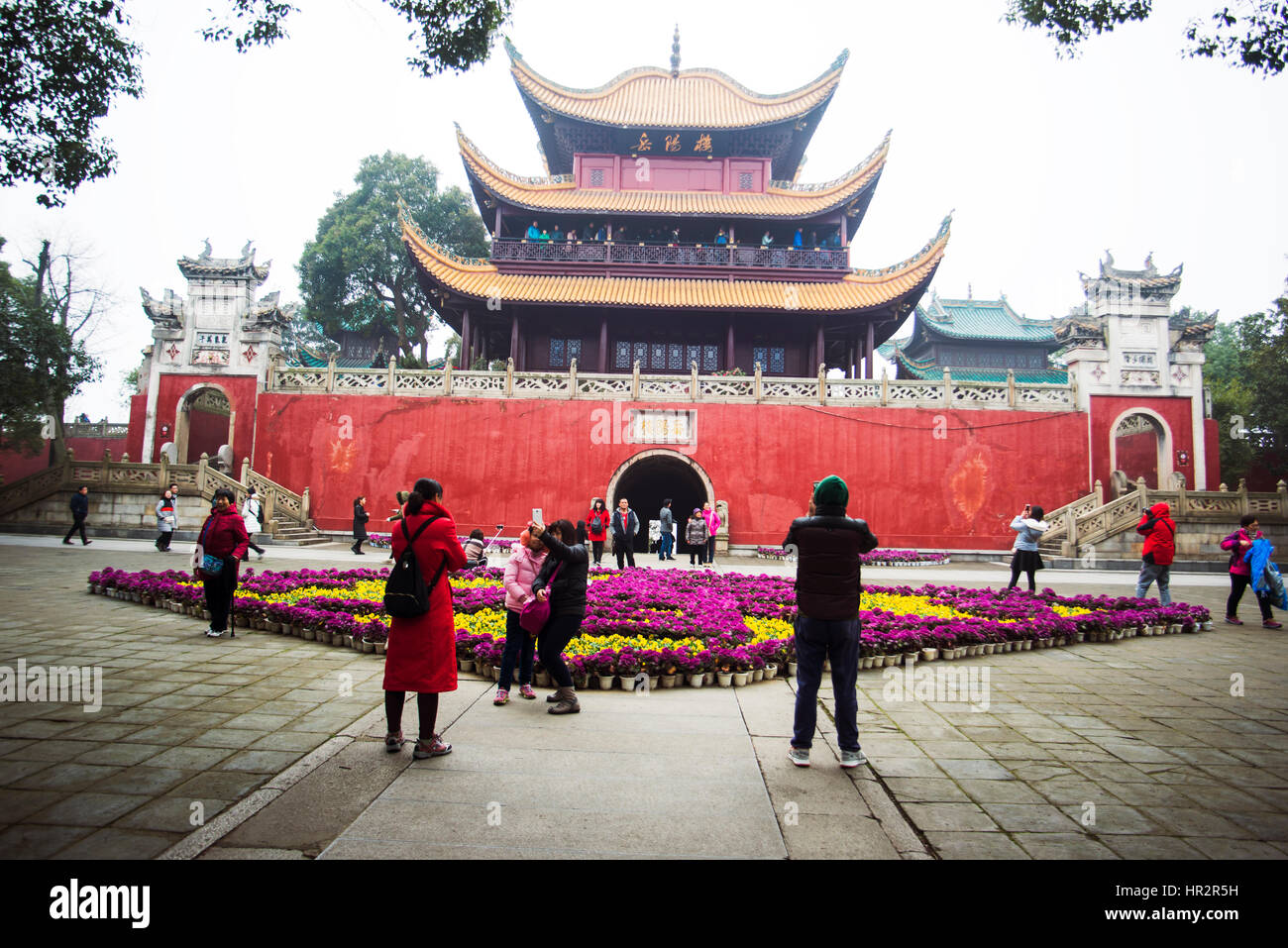 Un séjour touristique en face de la tour de Yueyang en utilisant les téléphones mobiles. Banque D'Images