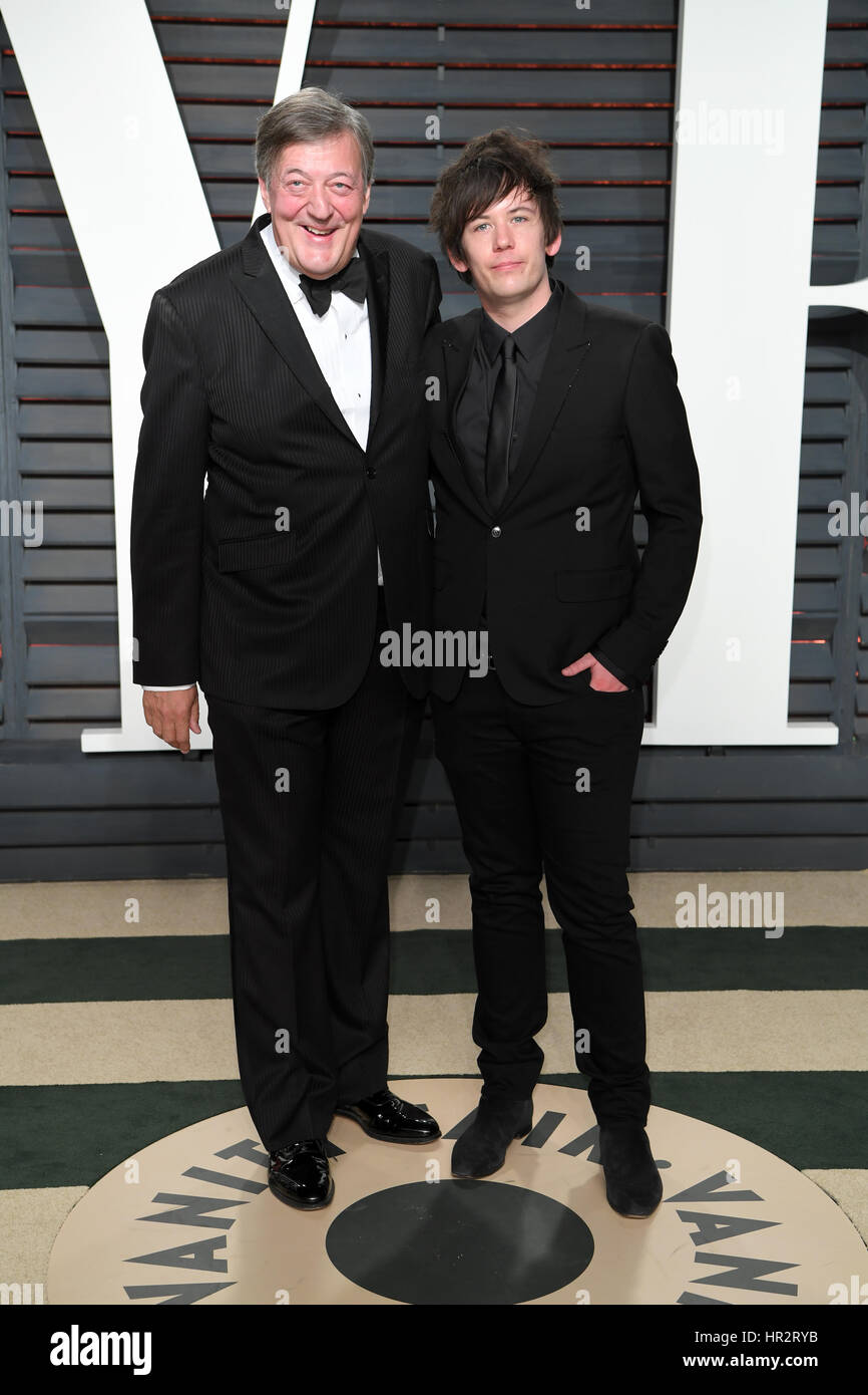 Stephen Fry et Elliott Spencer arrivant à la Vanity Fair Oscar Party à Beverly Hills, Los Angeles, USA. Banque D'Images