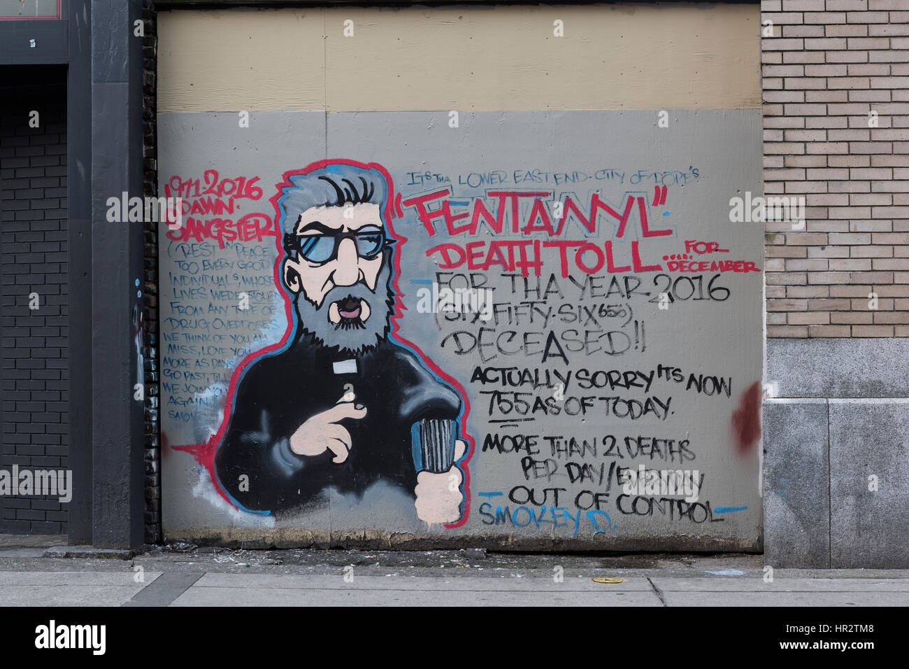 La peinture sur le côté du bâtiment pour informer sur les décès liés à la drogue a causé de fentanyl dans le Downtown Eastside de Vancouver. Banque D'Images