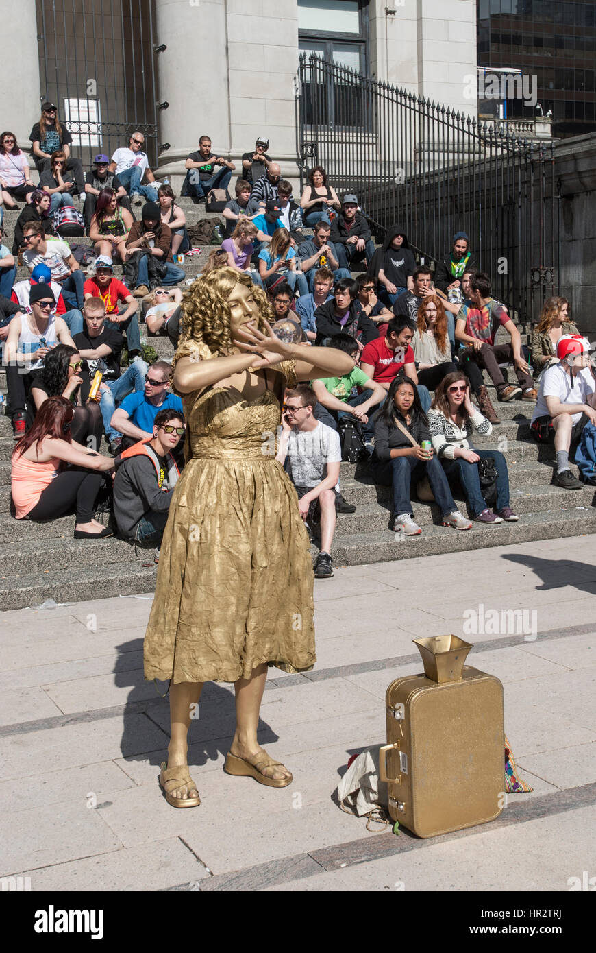 Or peint femme de la rue à Vancouver. Banque D'Images