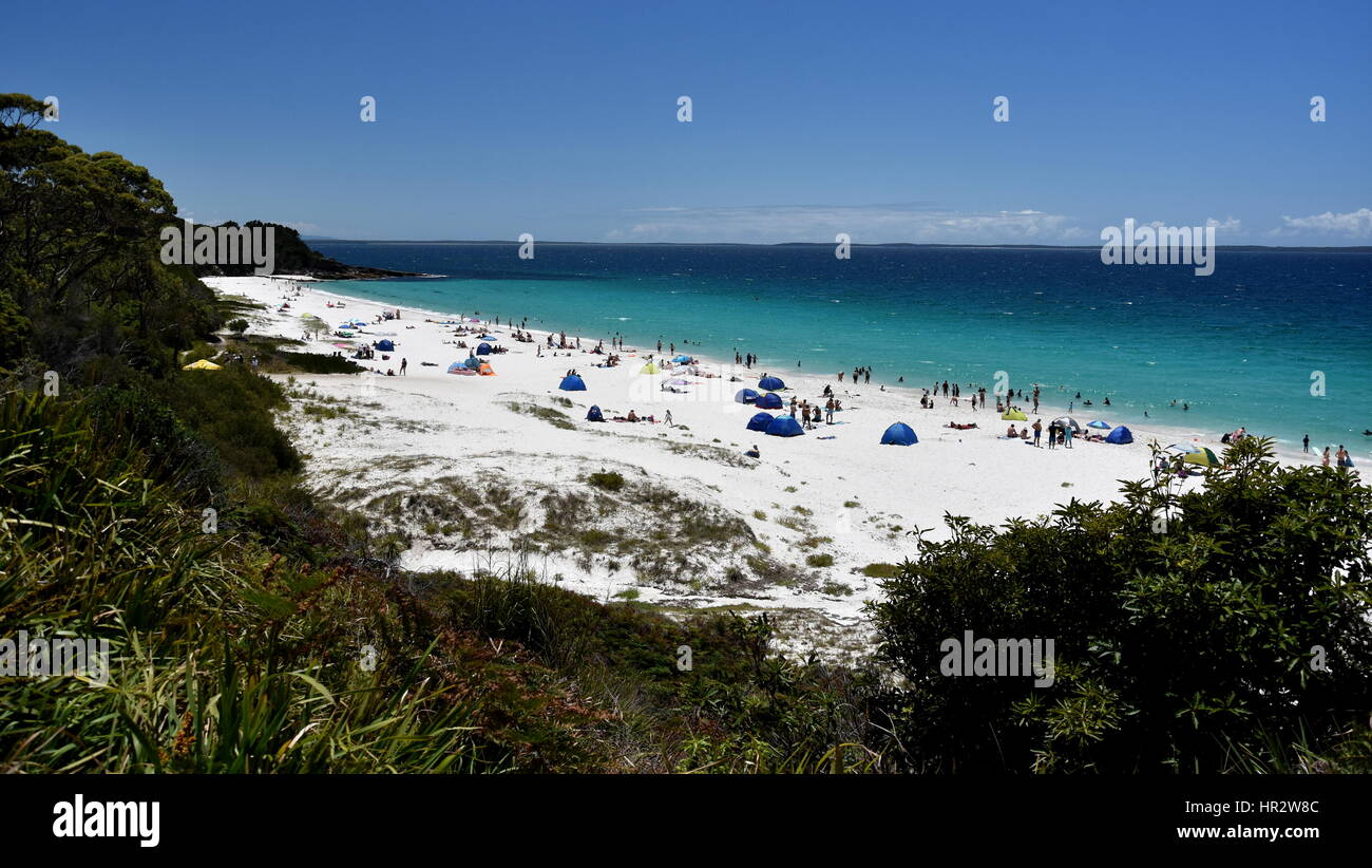 Les gens se reposer sur une journée chaude et profiter de la plage de sable blanc et eaux aqua. Hyams Beach est une station village de la Shoalhaven, sur les rives de la Baie de Jervis Banque D'Images