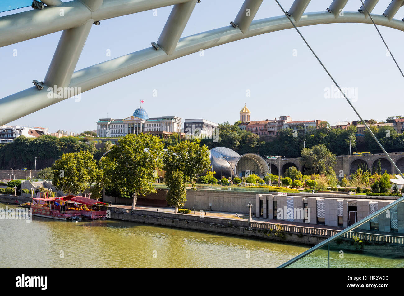 Pont de la paix sur la rivière Mtkvari, conçu par l'architecte italien Michele de Lucci, Tbilissi, Géorgie, Caucase, Moyen-Orient, Asie Banque D'Images