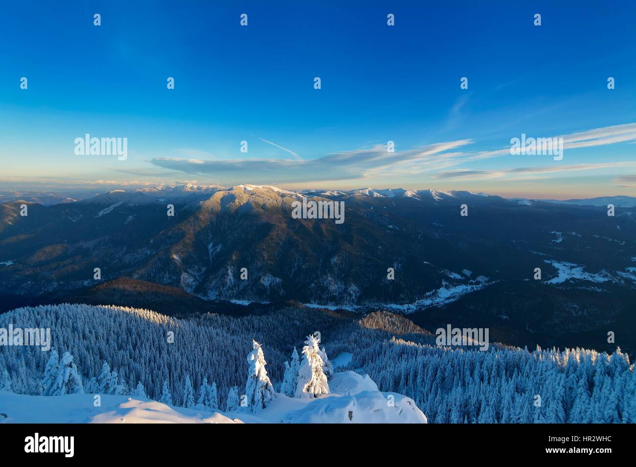 Paysage d'hiver incroyable avec la Vallée de Prahova de pic Postavaru Banque D'Images