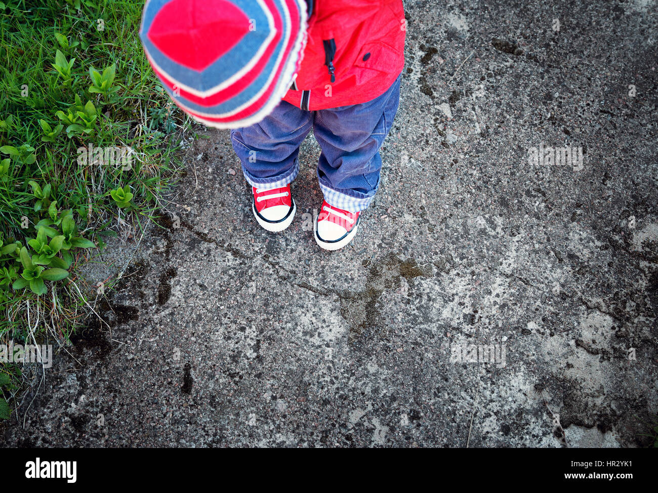 Funny Cute Boy Sur Pieds Propres Bebe Debout Sur Saphalt Dans Chaussures Rouges Photo Stock Alamy