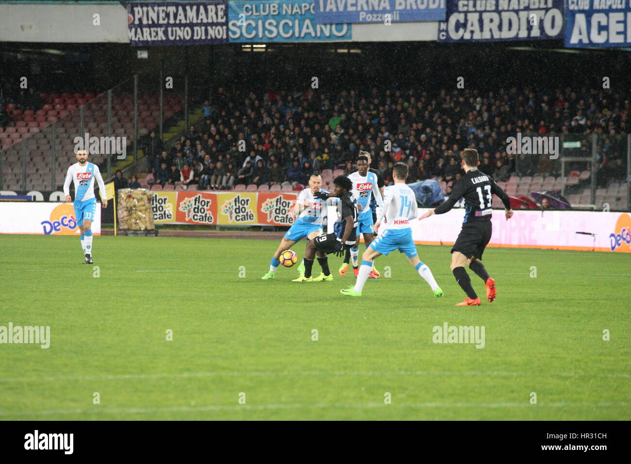 Naples, Italie. Feb 25, 2017. Match de foot entre SSC Napoli et Atalanta au stade San Paolo de Naples .résultat final Napoli vs Atalanta 0-2.En photo afin de G à D:Raúl Albiol (SSC Naples), Marek Hamšík (K) (SSC Naples), Franck Yannick Kessié (ATALANTA), Amadou Diawara (SSC Naples), Dries Mertens (SSC Naples), Mattia Caldara (ATALANTA) Credit : Salvatore Esposito/Pacific Press/Alamy Live News Banque D'Images