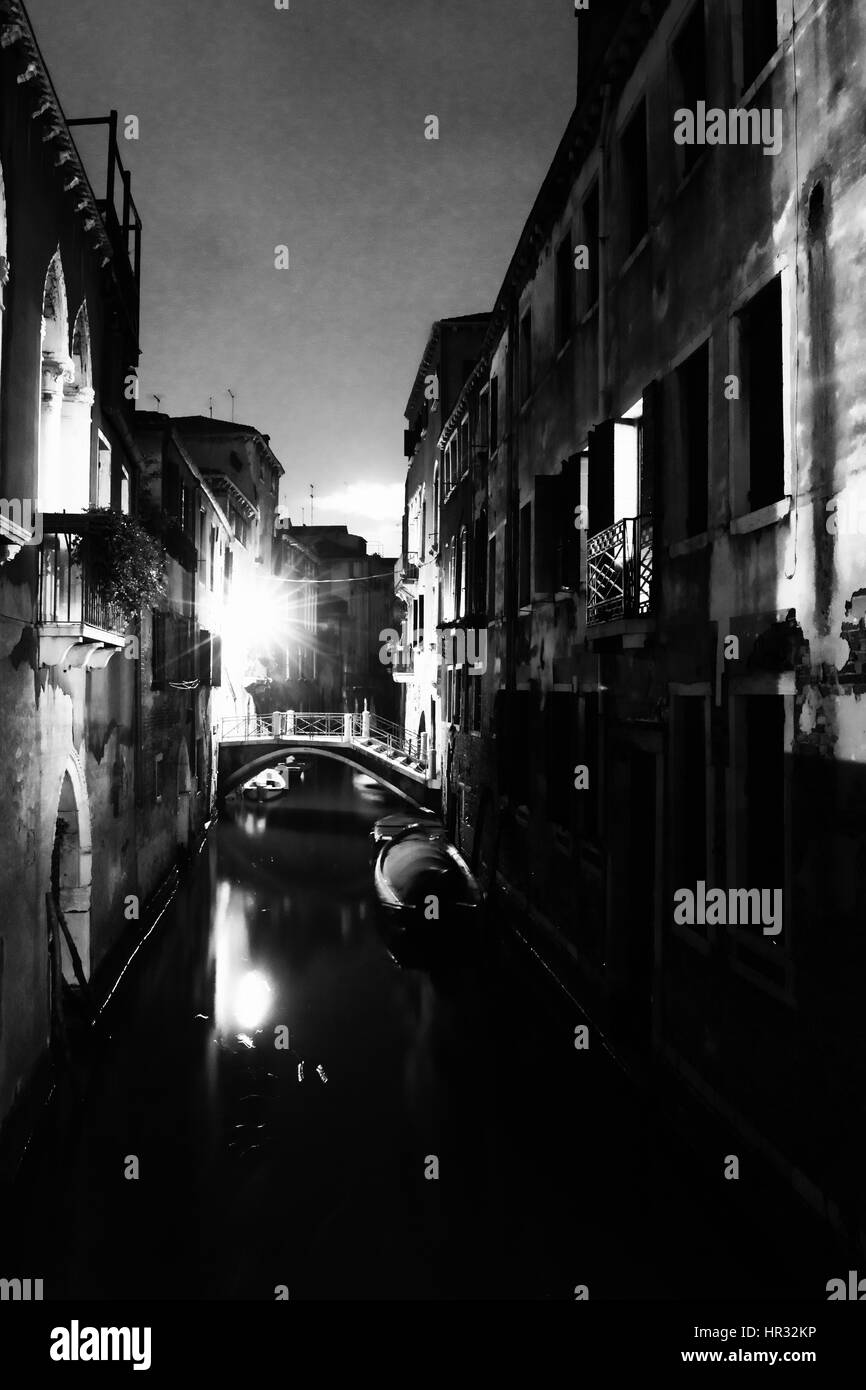 Une traversée de pont d'un petit canal à Venise la nuit, Italie - modifié numériquement Banque D'Images