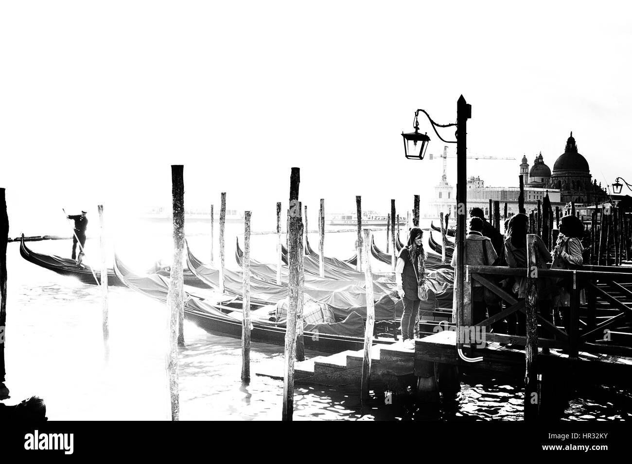 Les touristes à la gondole docks, l'église San Giórgio majeur sur l'Isola di San Giórgio Maggiore, Venise, Italie Banque D'Images