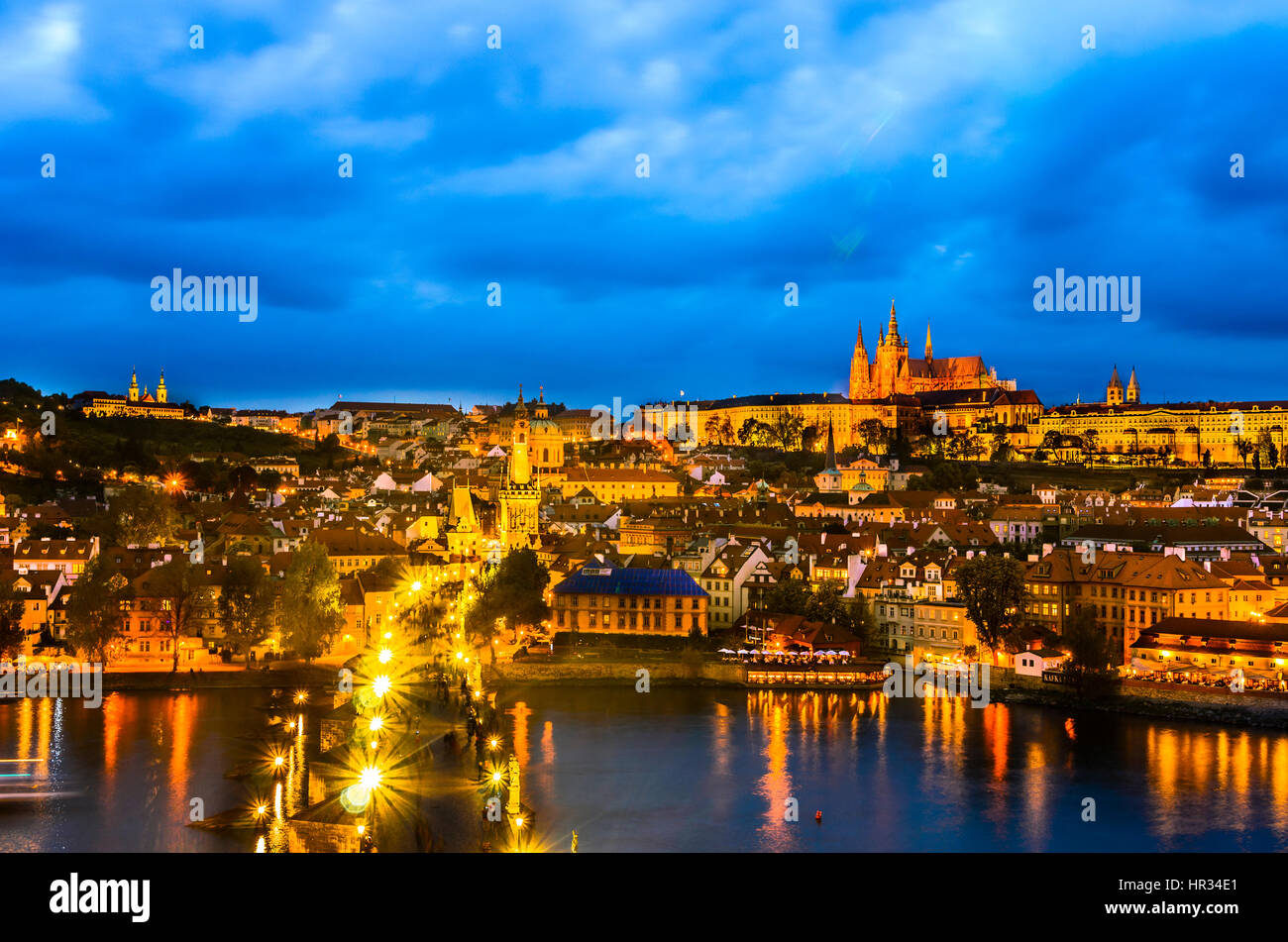 Le Château de Prague, le Pont Charles et la Vltava Banque D'Images