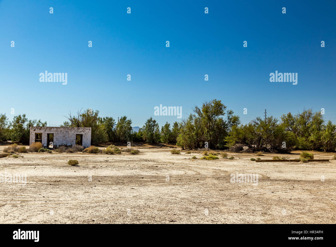 Un bâtiment abandonné situé le long de la route près de Death Valley Junction dans la région sauvage des montagnes de funérailles, en Californie. Banque D'Images