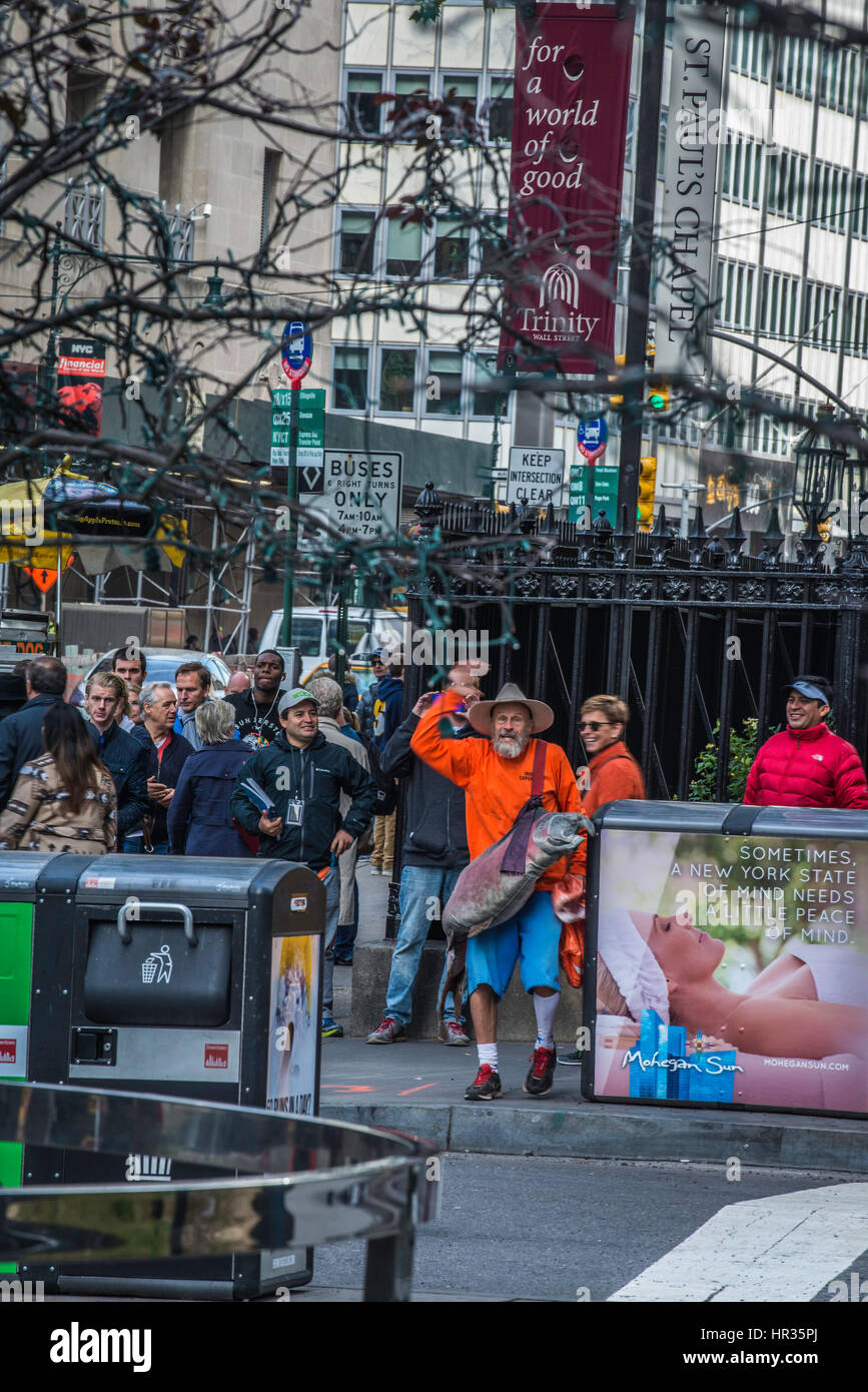 Homme dérangé sur NYC Street près de World Trade Center donne aux collègues New-yorkais et touristes un "morceau" de son esprit. Banque D'Images