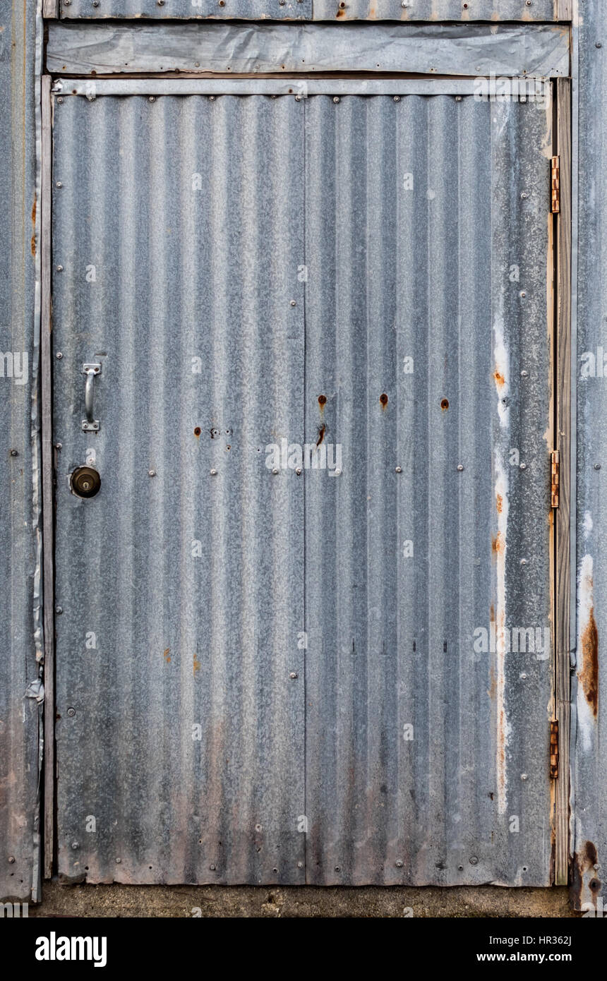 Entrée de porte en métal ondulé pour un bâtiment industriel Banque D'Images