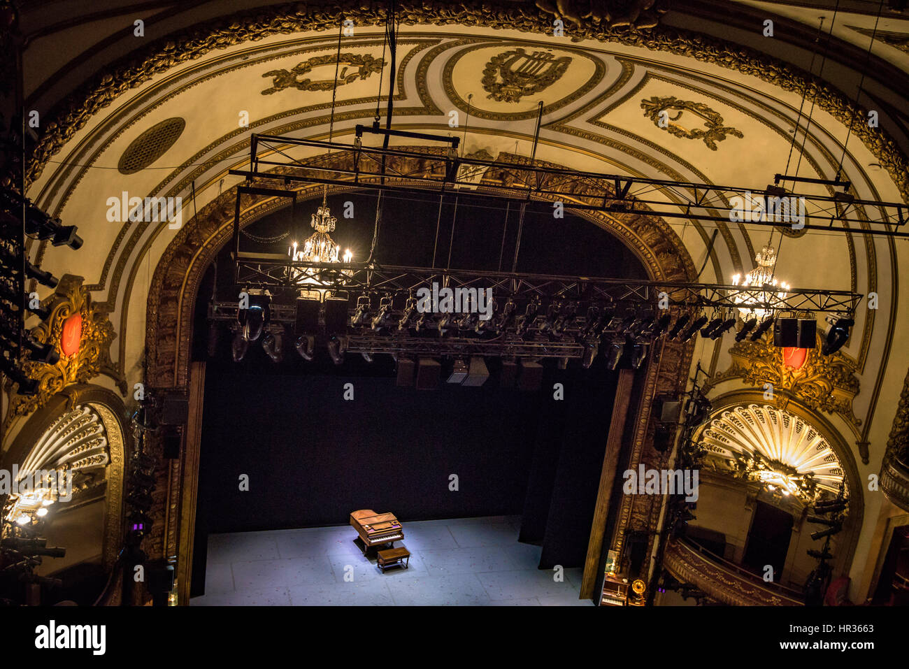 Scène de théâtre de Broadway avec piano. Banque D'Images