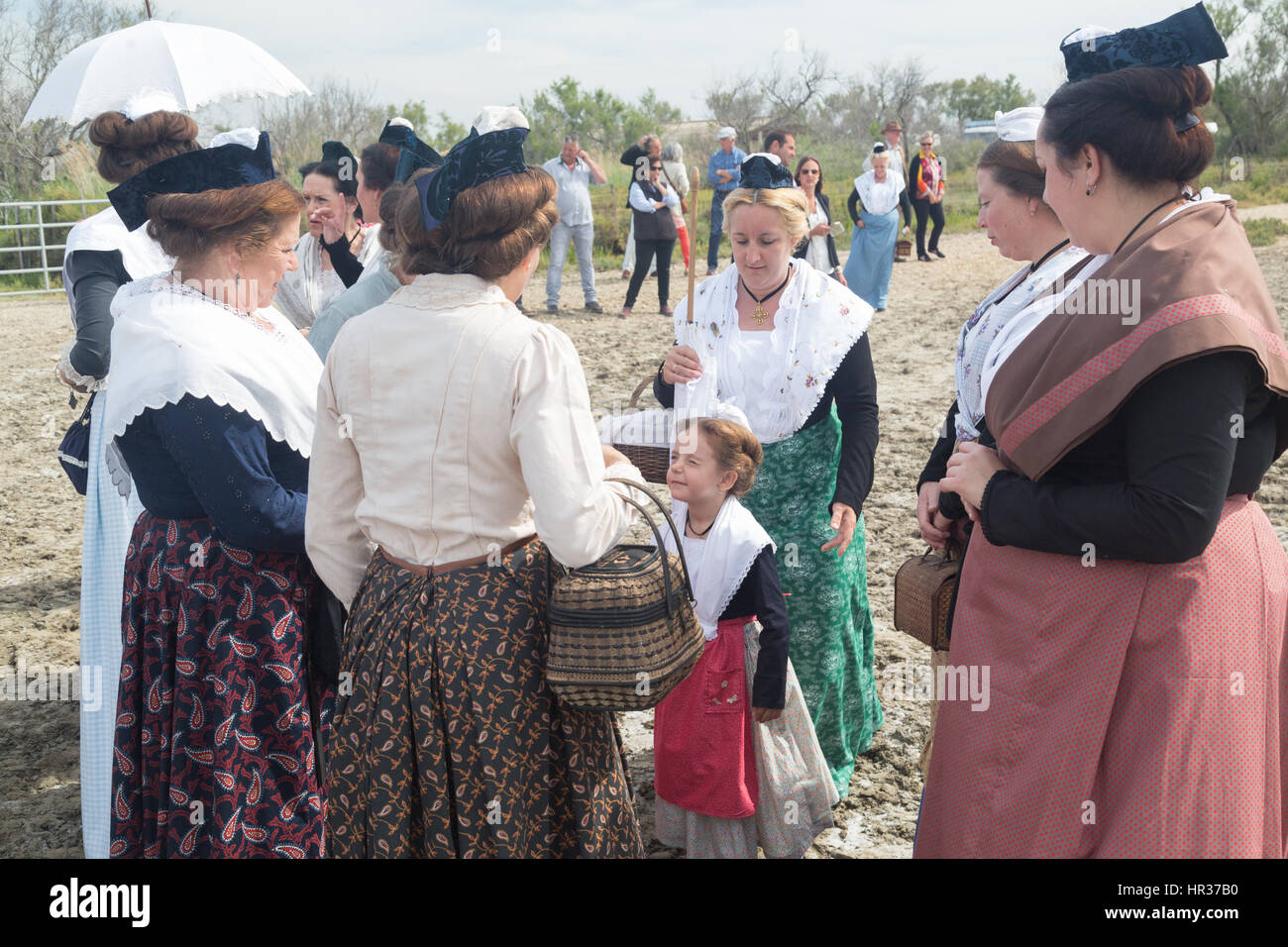 Les femmes en costume au sein d'image de marque dans le cadre des festivités en l'honneur du Marquis Folco de Baroncelli de Javon. Chaque année, le 26 M Banque D'Images