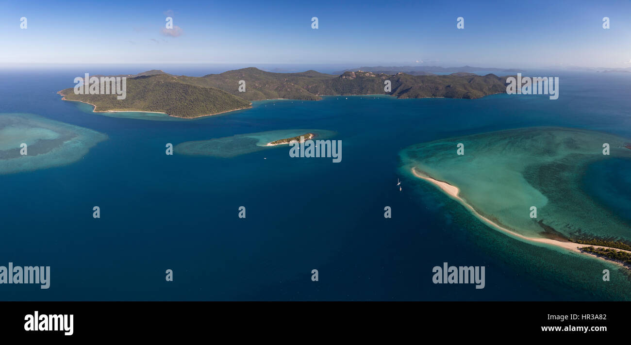 Langford Island, à l'arrière et le crochet noir Island, Whitsunday Islands, Queensland, Australie Banque D'Images