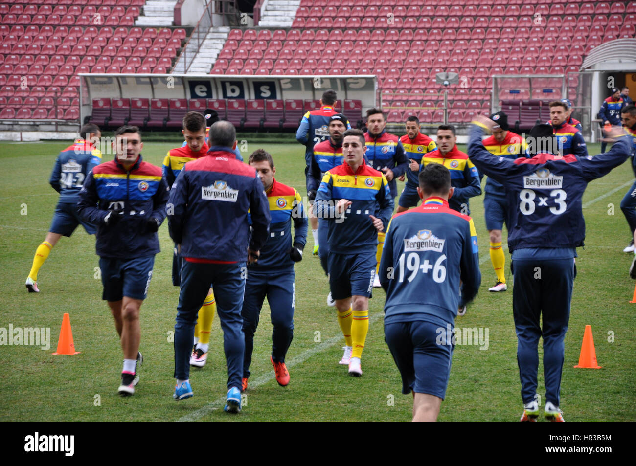 CLUJ-NAPOCA, ROUMANIE - Mars 26, 2016 : l'Équipe nationale de football de la Roumanie à l'affiche pendant une session de formation avant le match amical contre l'Espagne Banque D'Images