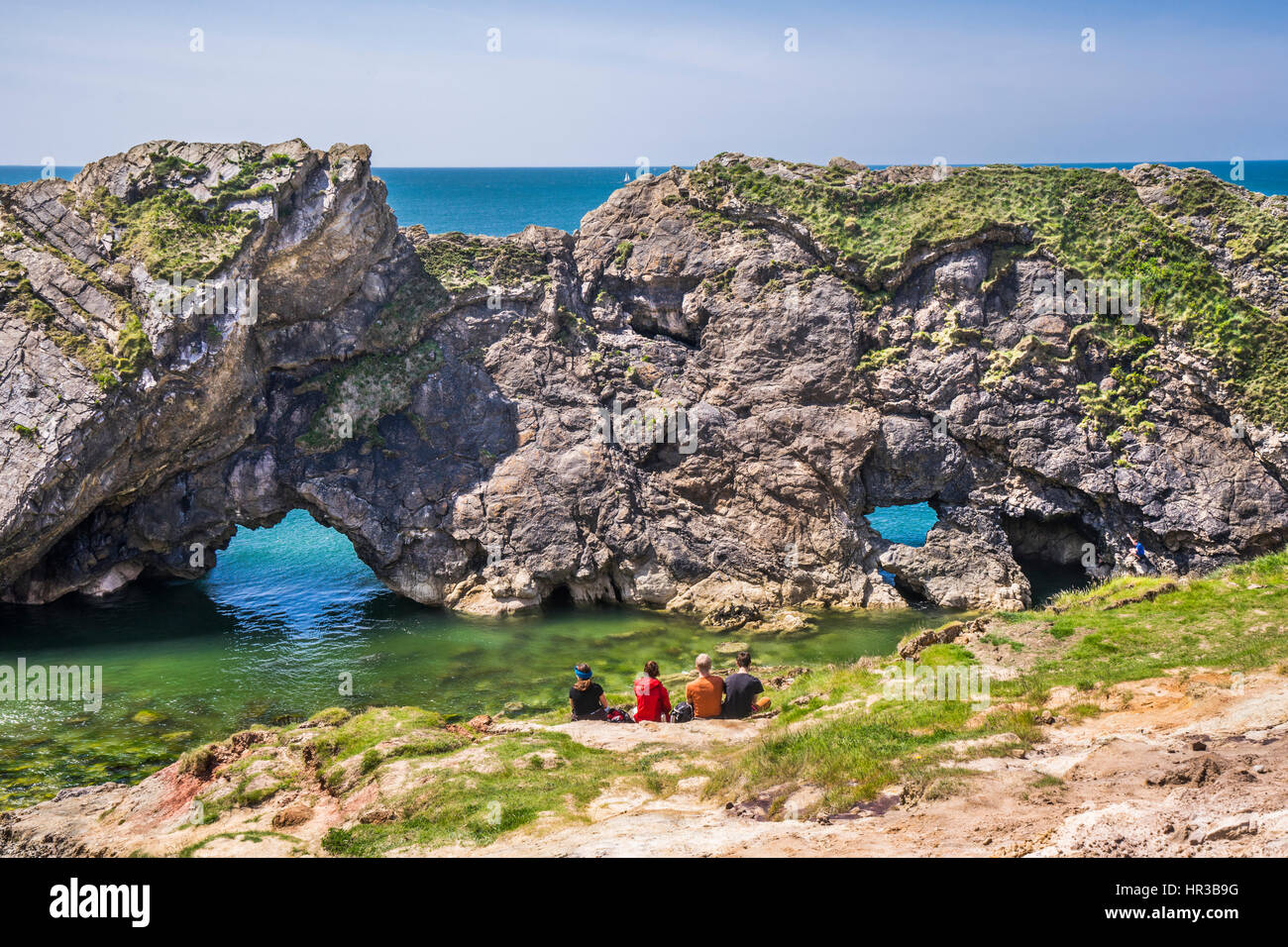 Grande Bretagne, sud-ouest de l'Angleterre, dans le Dorset, Lulworth Cove, sur la côte jurassique, plié strates de calcaire, connu sous le nom de la petite boulette de Lulworth cove de Stai Banque D'Images