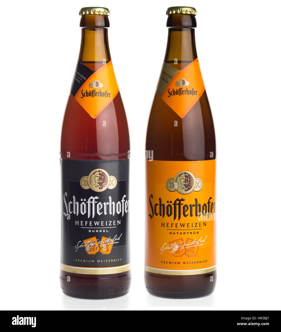 Bouteilles de Schofferhofer blanc allemand et bière de blé noir isolé sur fond blanc Banque D'Images