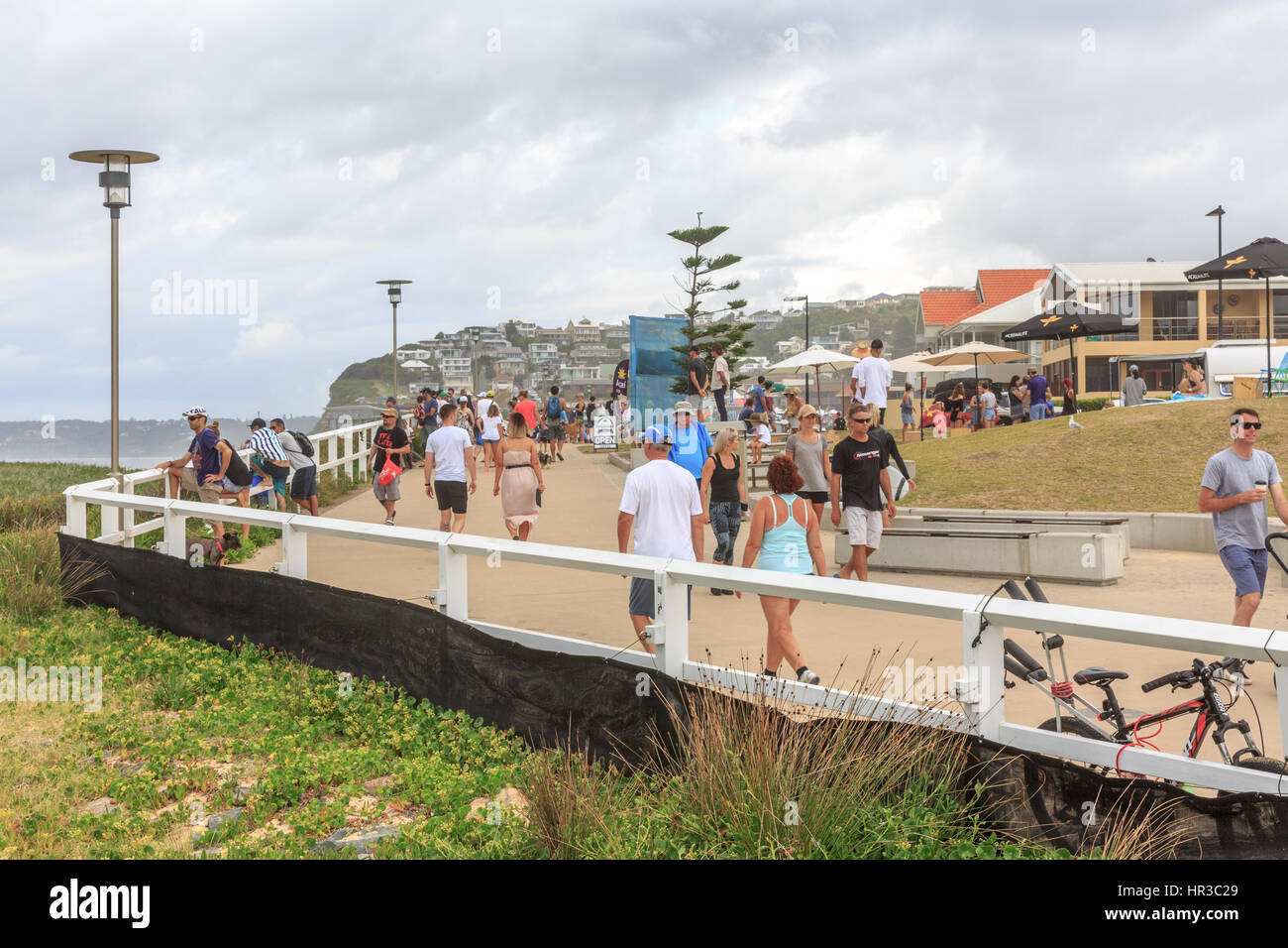 Les gens sur la piste de marche les baigneurs à Newcastle, Nouvelle-Galles du Sud, Australie Banque D'Images