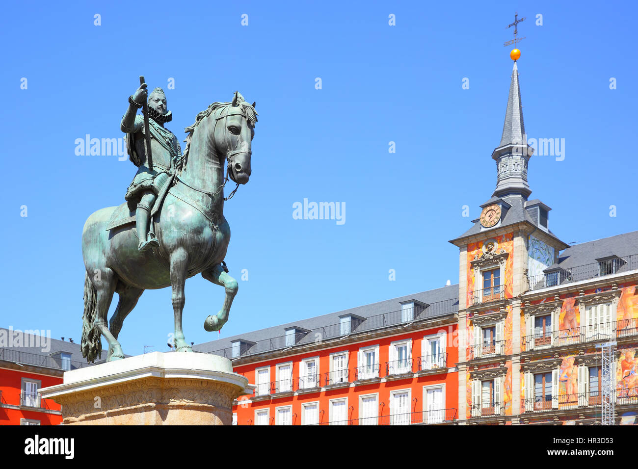 Vue sur la Plaza Mayor à Madrid avec statue du roi Philippe III (créé en 1616), Espagne Banque D'Images