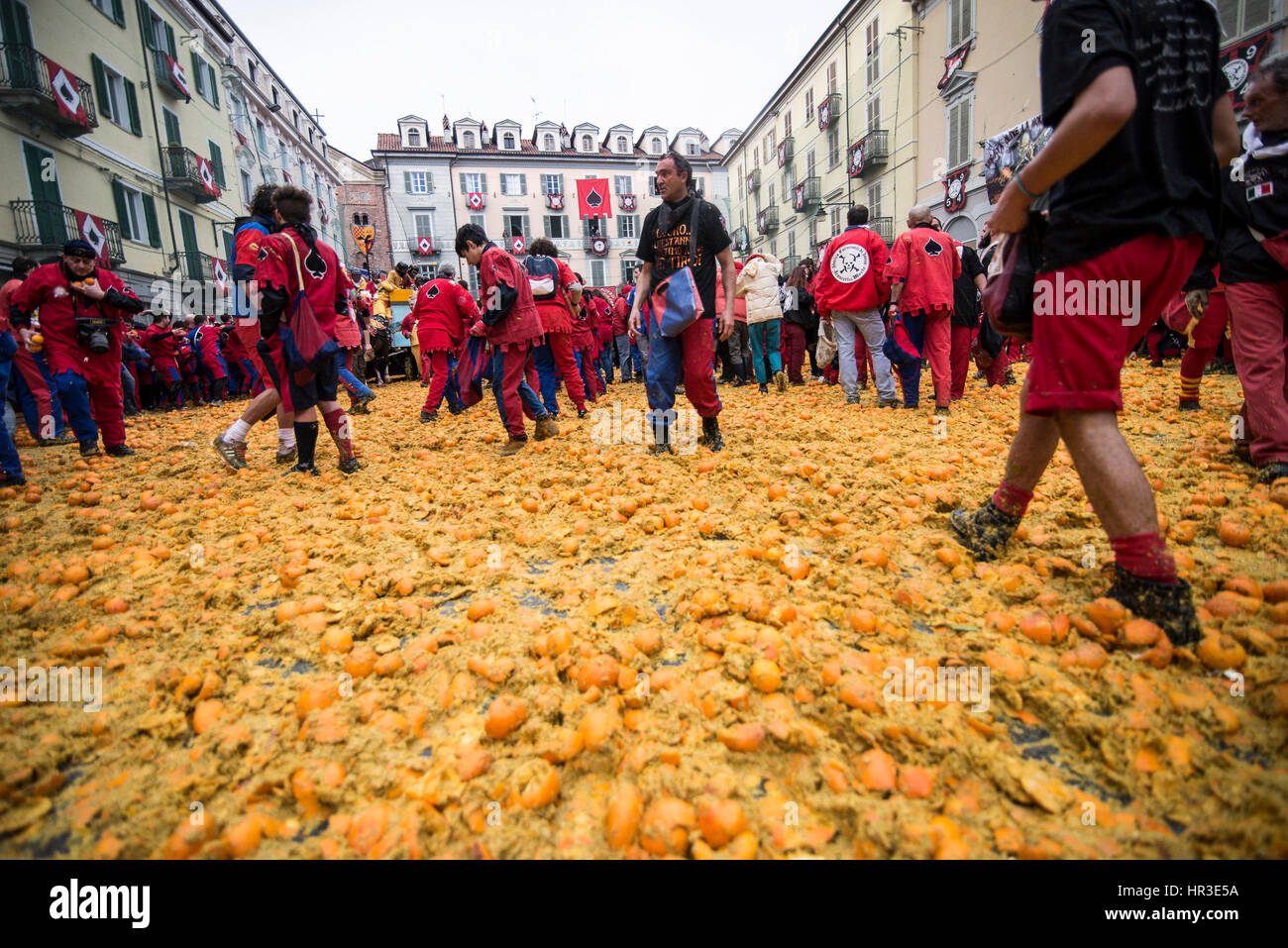 Ivrea, Piémont, Italie. Feb 26, 2017. Ivrea, Italy-February 26, 2017 : la traditionnelle bataille des oranges au cours de l'Ivrée Carnaval à Ivrea, près de Turin, Italie Crédit : Stefano Guidi/ZUMA/Alamy Fil Live News Banque D'Images