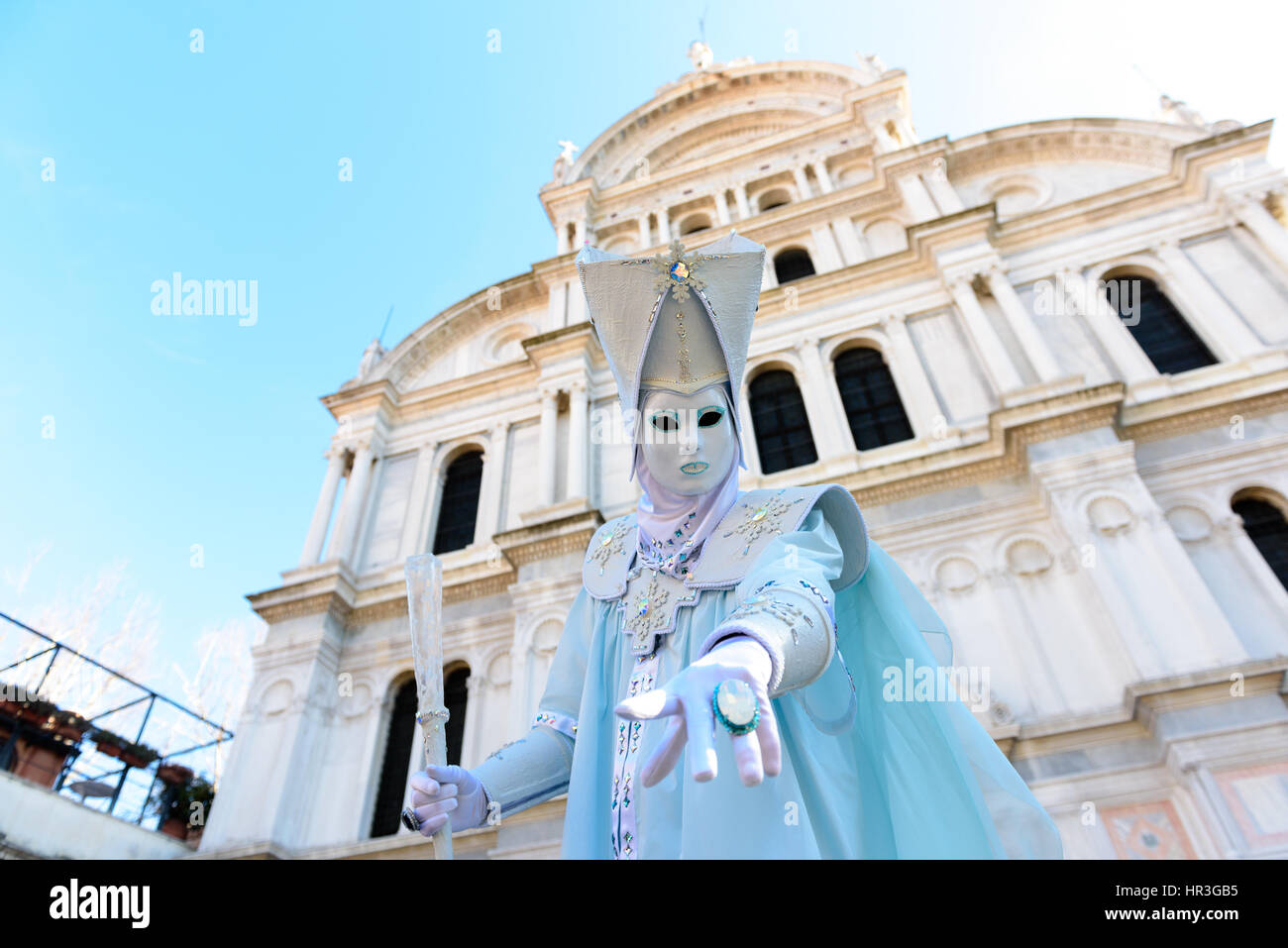 Venise, Italie. Feb 26, 2017. Les gens qui portent des costumes de carnaval et marque le long de poser en milieu de matinée à St Marks' Square aux environs et au bord de l'eau le 26 février 2017 à Venise, Italie. Le Carnaval de Venise 2017 aura lieu du 11 au 28 février et inclut un programme de dîners de gala, défilés, danses, bals masqués et des évènements musicaux. Credit : pmgimaging/Alamy Live News Banque D'Images