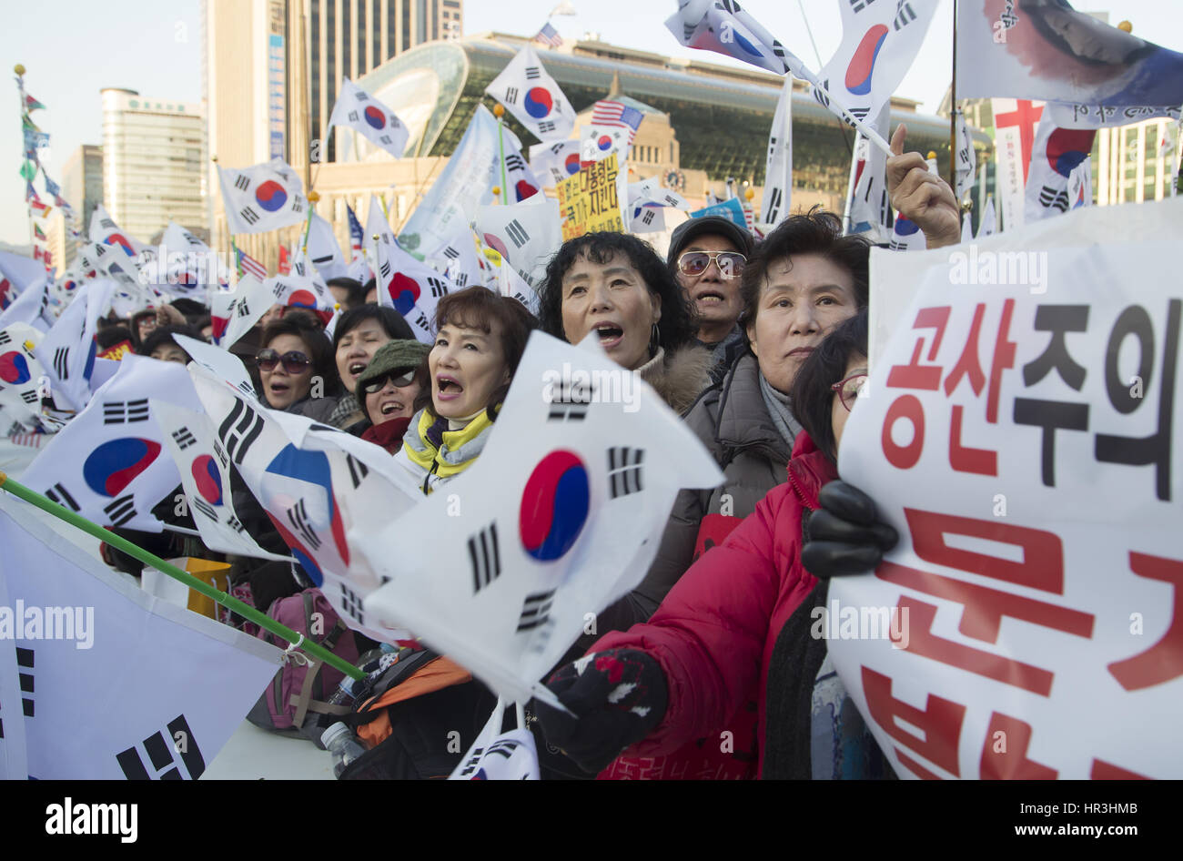 La Corée du Sud politique, Mai 25, 2017 : les partisans du Président de la Corée du Sud Park Geun-hye rally à Séoul, Corée du Sud, d'exiger que Park destitution être annulé. La Cour constitutionnelle va décider en mars si pour déloger ou de rétablir le président à la suite du vote du Parlement européen en décembre dernier sur une affaire de corruption impliquant le président Park, son ami de longue date Choi Soon-sil, ses adjoints et les chaebols. Credit : Lee Jae-Won/AFLO/Alamy Live News Banque D'Images