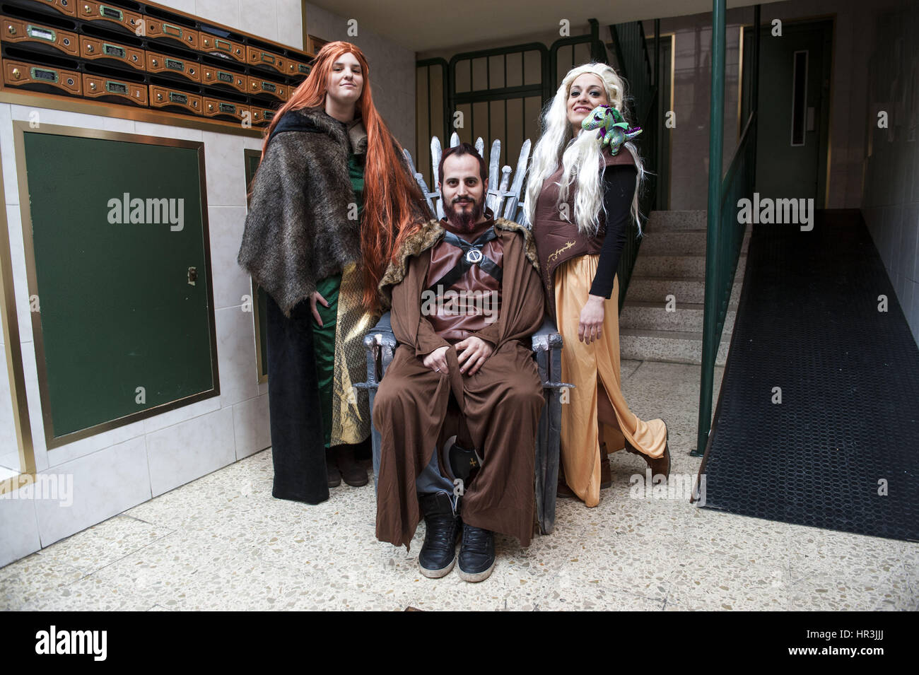 Madrid, Espagne. Feb 26, 2017. Au cours de la 26 de février 2017, le hamburger de Carnival party, entoure les rues du quartier de San Blas de Madrid. Credit : Nacho Guadano/ZUMA/Alamy Fil Live News Banque D'Images