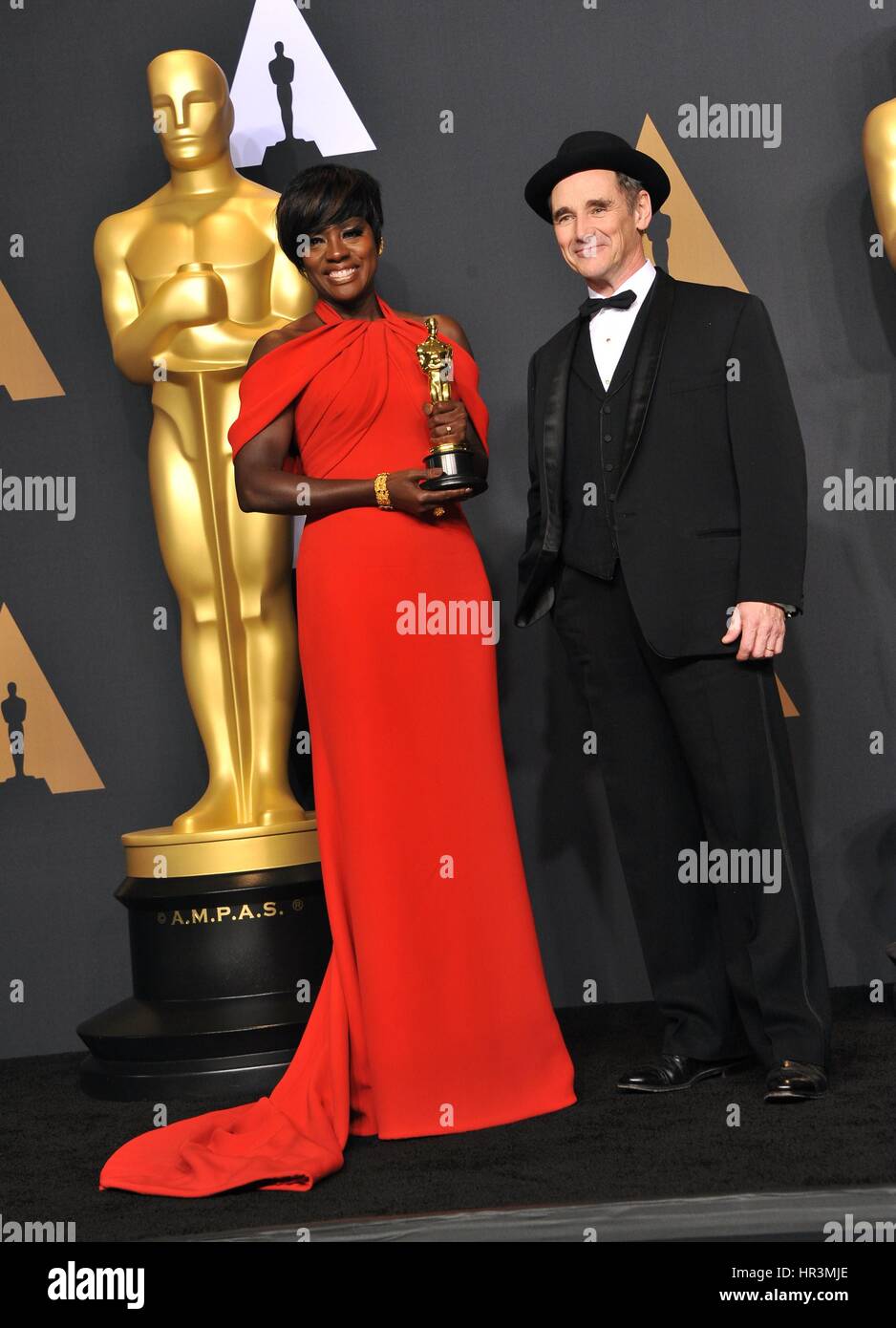 Los Angeles, CA, USA. Feb 26, 2017. Viola Davis, Mark Rylance dans la salle de presse pour la 89e soirée des Oscars Oscars 2017 - Salle de presse, le Kodak Theater à Hollywood et Highland Center, Los Angeles, CA, 26 février 2017. Credit : Elizabeth Goodenough/Everett Collection/Alamy Live News Banque D'Images