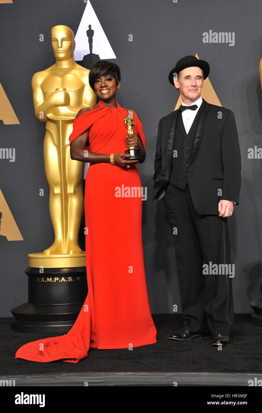Los Angeles, CA, USA. Feb 26, 2017. Viola Davis, Mark Rylance dans la salle de presse pour la 89e soirée des Oscars Oscars 2017 - Salle de presse, le Kodak Theater à Hollywood et Highland Center, Los Angeles, CA, 26 février 2017. Credit : Elizabeth Goodenough/Everett Collection/Alamy Live News Banque D'Images