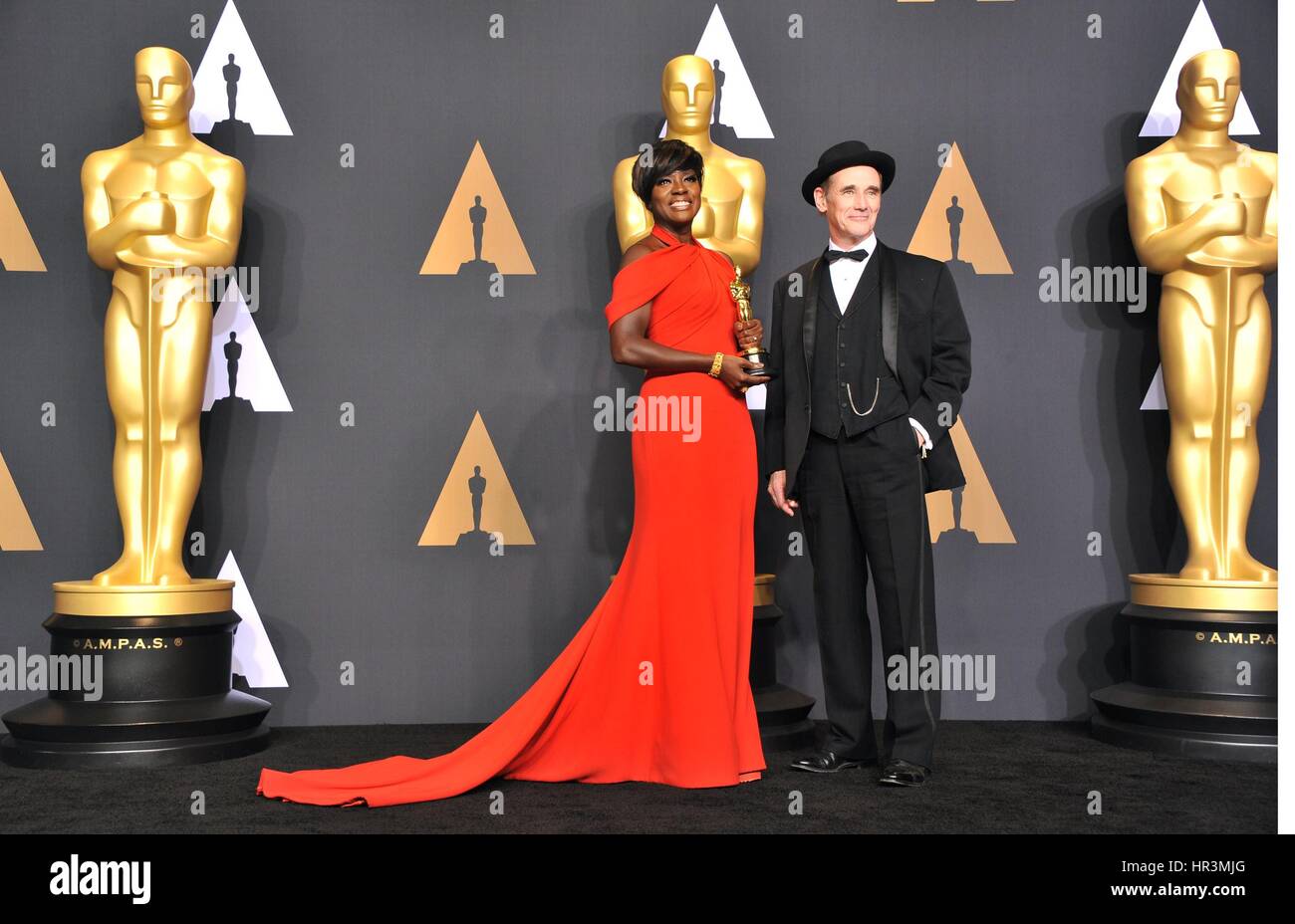 Los Angeles, CA, USA. Feb 26, 2017. Viola Davis, Mark Rylance dans la salle de presse pour la 89e soirée des Oscars Oscars 2017 - Salle de presse, le Kodak Theater à Hollywood et Highland Center, Los Angeles, CA, 26 février 2017. Credit : Elizabeth Goodenough/Everett Collection/Alamy Live News Banque D'Images