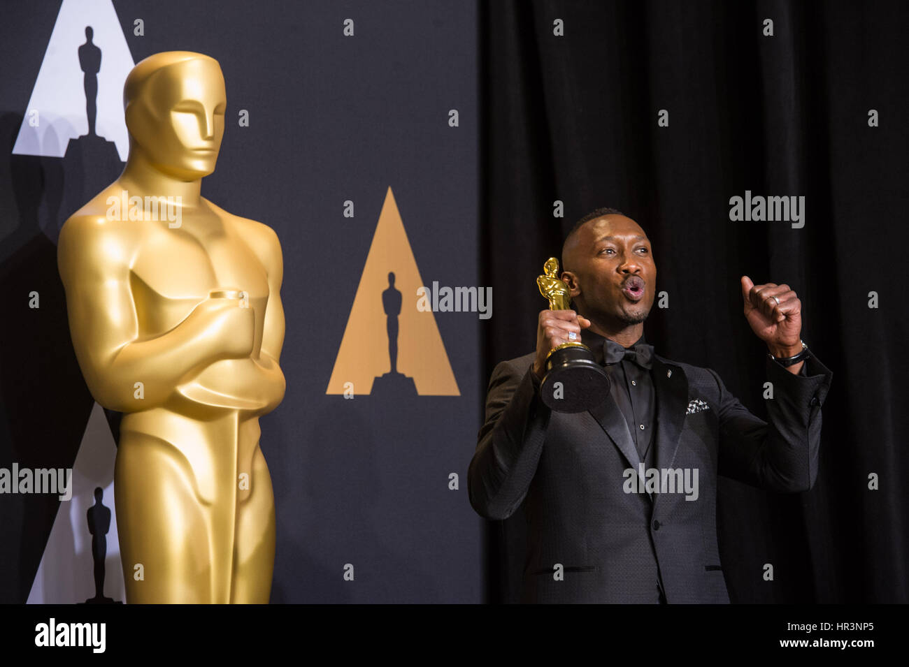 Los Angeles, USA. Feb 26, 2017. Mahershala Ali acteur pose après avoir remporté le meilleur acteur de soutien pour son rôle dans 'Moonlight' en salle de presse de la 89e Academy Awards au Dolby Theatre de Los Angeles, États-Unis, le 26 février, 2017. Crédit : Yang Lei/Xinhua/Alamy Live News Banque D'Images