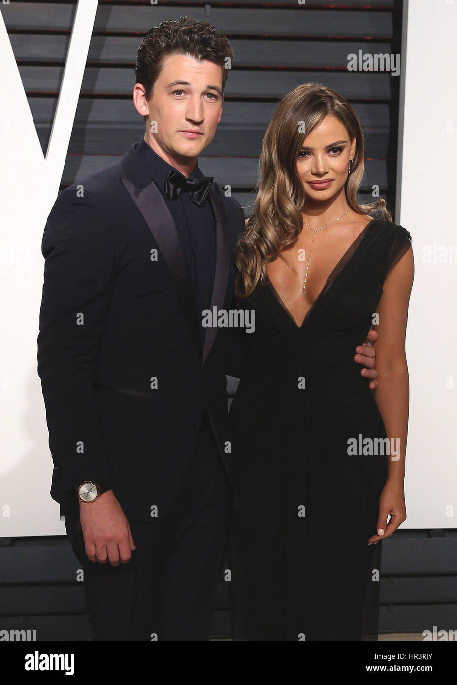 Los Angeles, Californie, USA. Feb 26, 2017. Miles Teller et Keleigh Sperry à la Vanity Fair Oscar Party 2017 Le 26 février 2017 à Beverly Hills, Californie. Credit : Mpi99/media/Alamy Punch Live News Banque D'Images