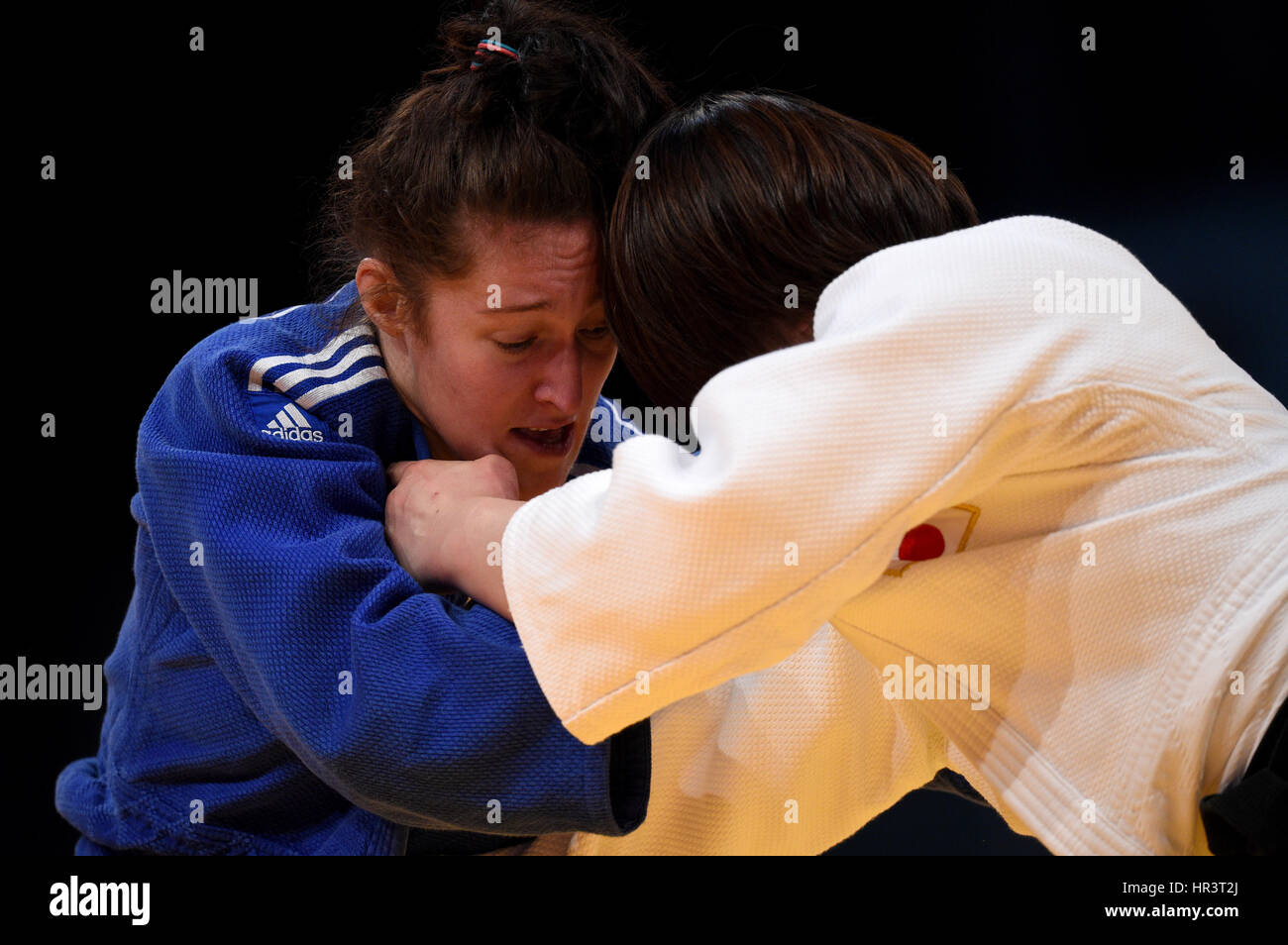 Düsseldorf, Allemagne. Feb 26, 2017. Rika Takayama (blanc, Japon) et Natalie Powell (bleu, Grande Bretagne) en action dans le women's au-dessus de 78 kg de poids de corps la concurrence au Grand Prix de judo dans le hall de Mitsubishi Electric à Duesseldorf, Allemagne, 26 février 2017. Photo : Jonas Güttler/dpa/Alamy Live News Banque D'Images