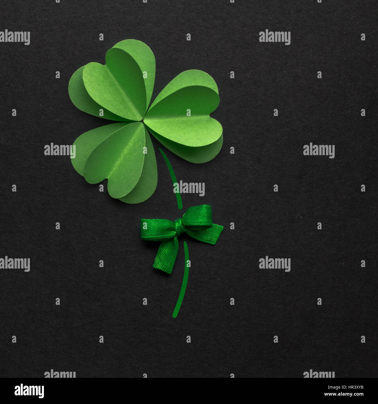 St Patrick Day concept créatif photo d'un shamrock fait de papier sur fond noir. Banque D'Images