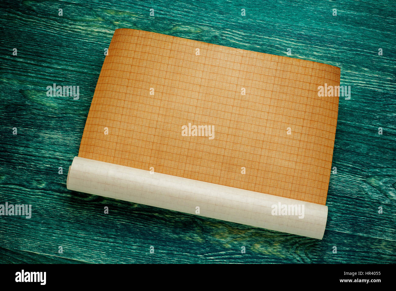 Rouleaux de plan vide sur planche de bois vert. Vue d'en haut Banque D'Images
