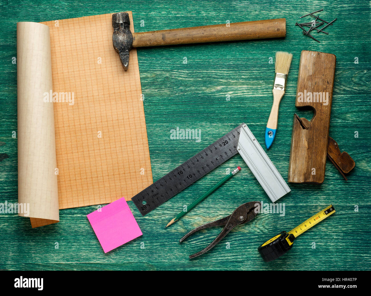 D'autres outils de travail sur fond de bois. Panorama Top Banque D'Images