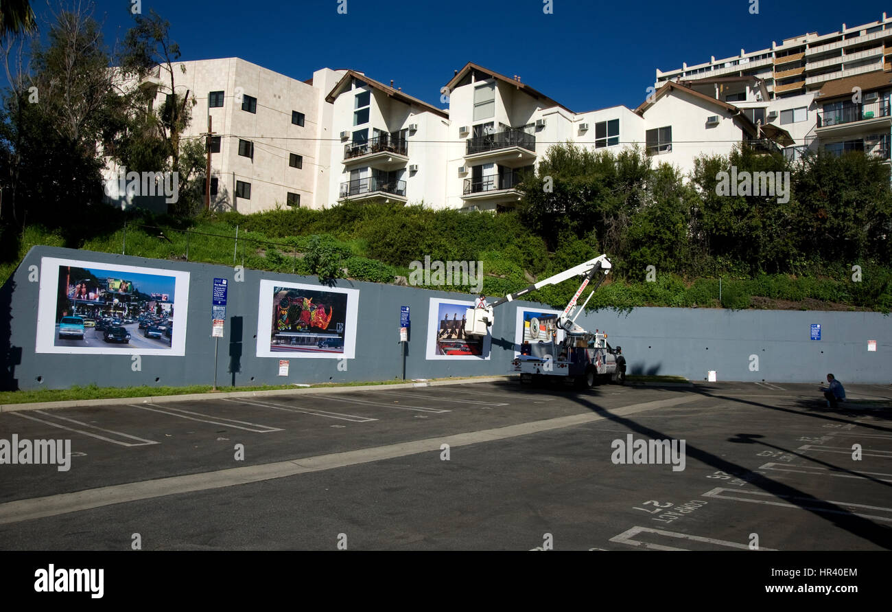 Installation d'une exposition artistique sur le Sunset Strip à Los Angeles avec Robert Landau's photos documentant des panneaux rock à partir des années 1970. Banque D'Images