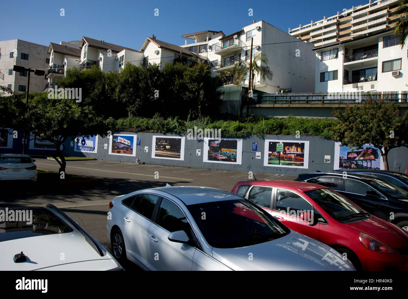 Installation d'une exposition artistique sur le Sunset Strip à Los Angeles avec Robert Landau's photos documentant des panneaux rock à partir des années 1970. Banque D'Images