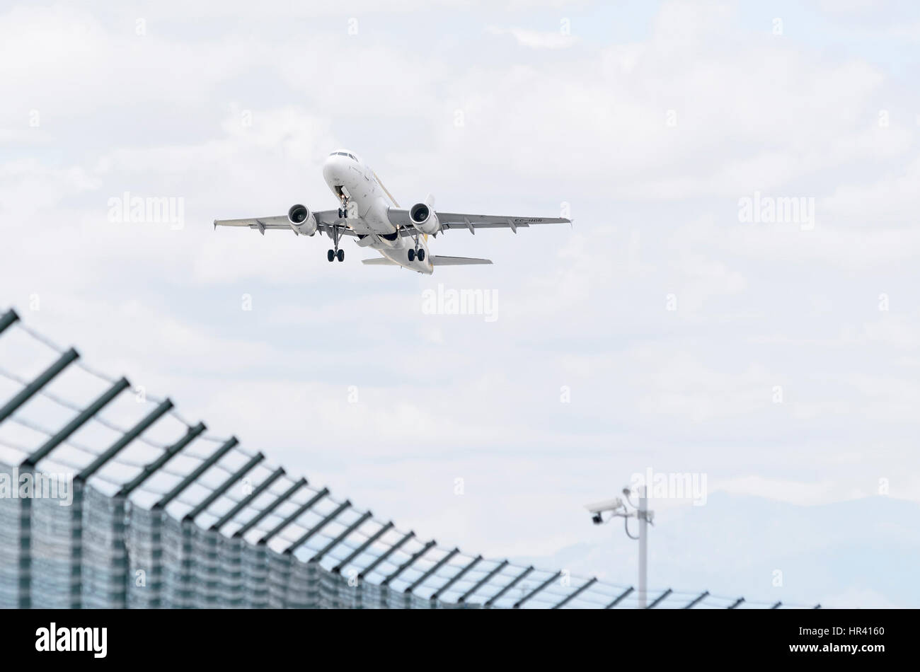 Avion Airbus A319 d'Iberia, compagnie aérienne, décolle de l'aéroport de Madrid. Vol aérien, ordre croissant. Les nuages. Banque D'Images