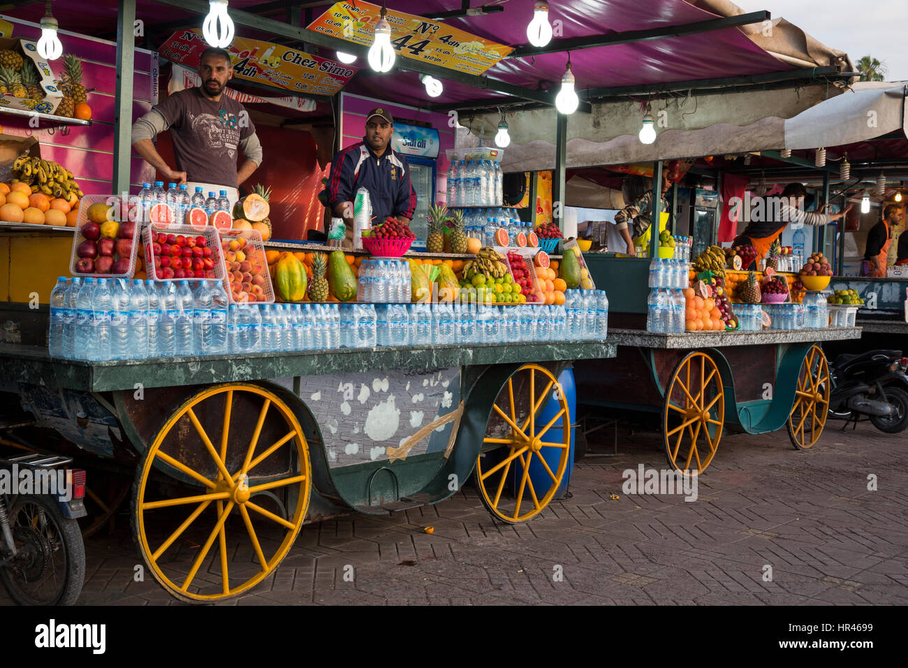 Marrakech, Maroc. La place Jemaa El-Fna. Les charrettes de jus de fruit. Banque D'Images