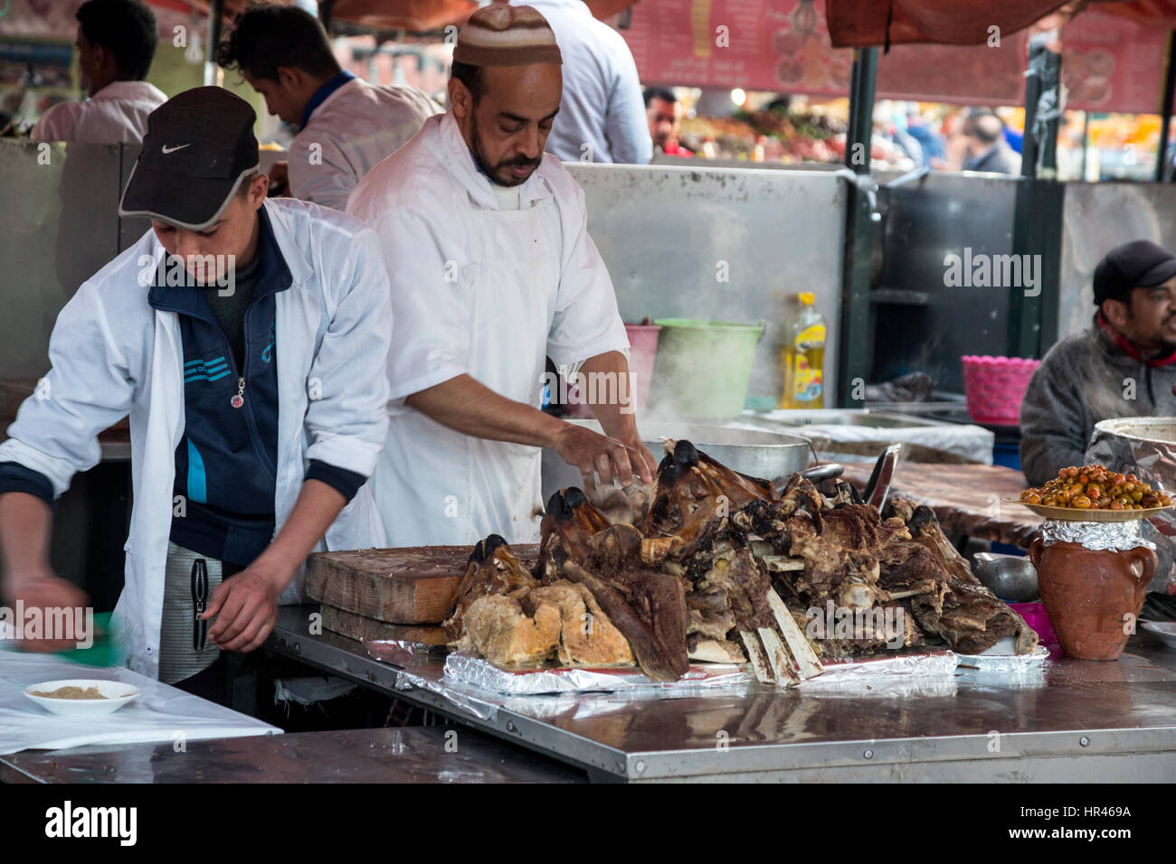 Marrakech, Maroc. La place Jemaa El-Fna. Les têtes de moutons prêt pour Diners. Banque D'Images