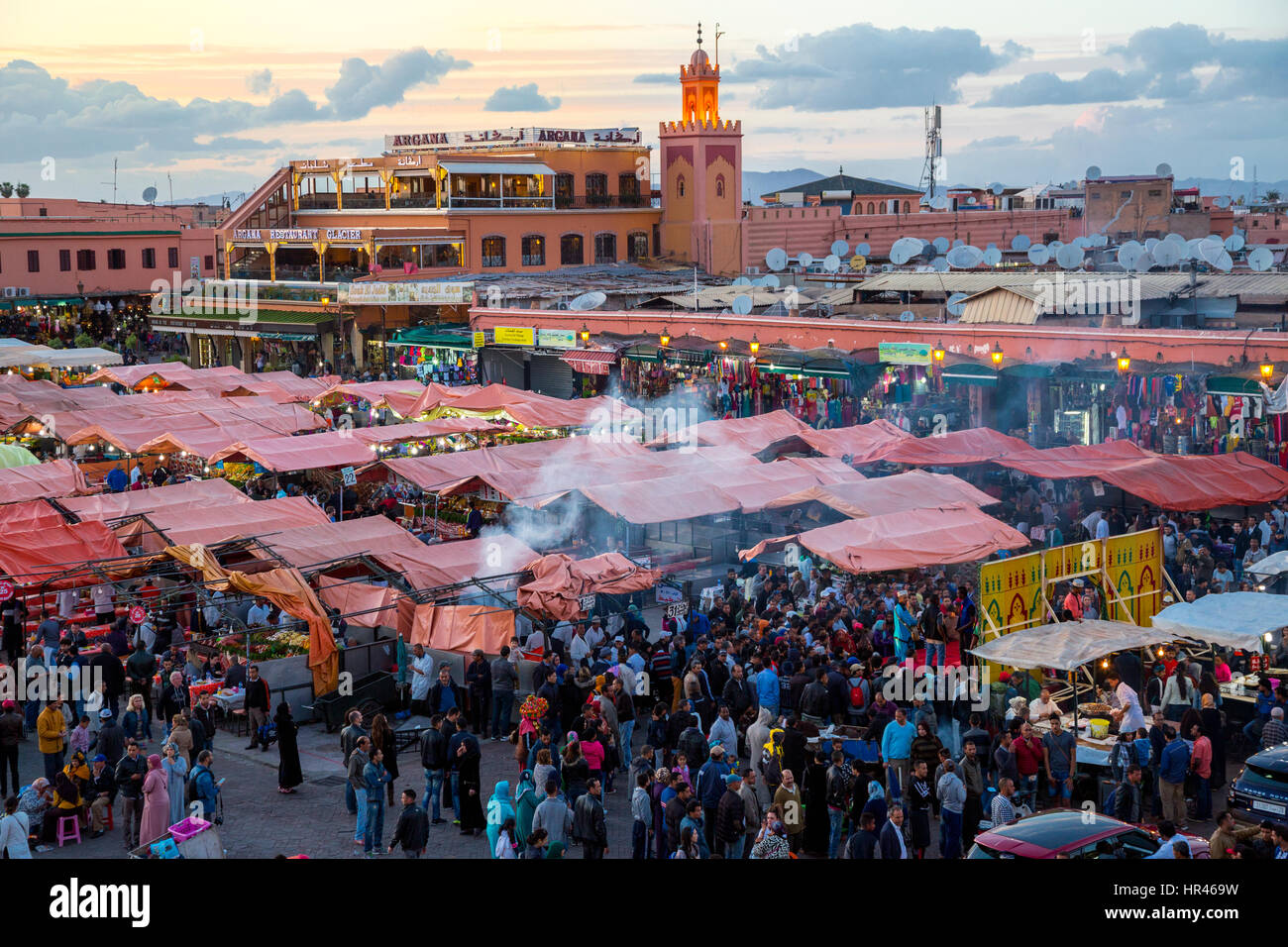 Marrakech, Maroc. Des stands de nourriture et de la foule la place Jemaa El-Fna. Banque D'Images