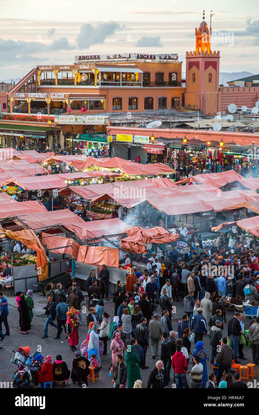 Marrakech, Maroc. Stands de nourriture et les gens dans la place Jemaa El-Fna. Banque D'Images
